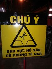 Biển cảnh báo hố sâu